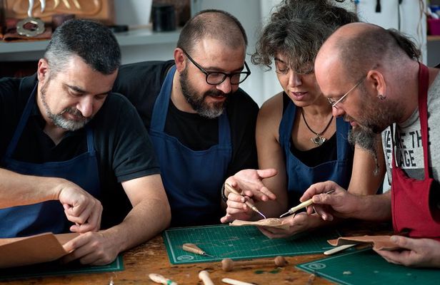 Leathercraft Workshop in the Rastro of Madrid