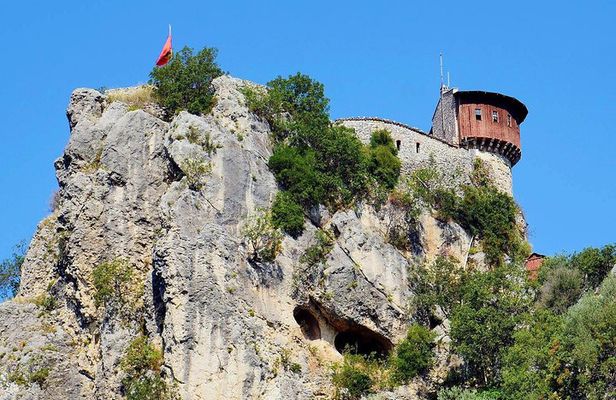 Petrele Castle tour