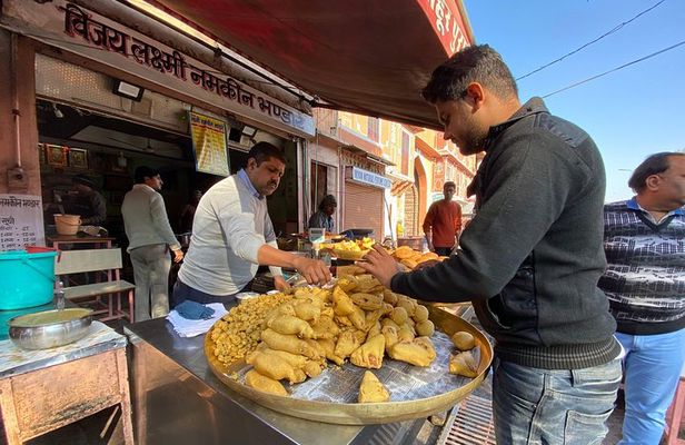 Breakfast Tour of Jaipur City Including Morning Visit of Monuments From Outside.