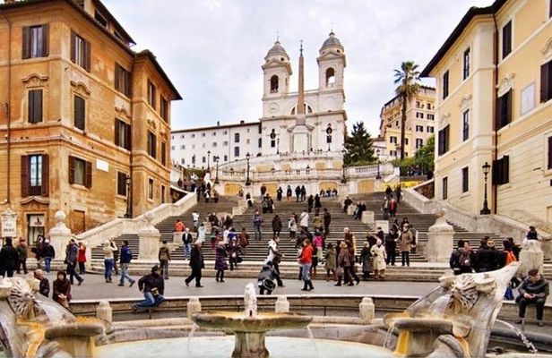 Rome Famous Squares and Fountains Walking Tour