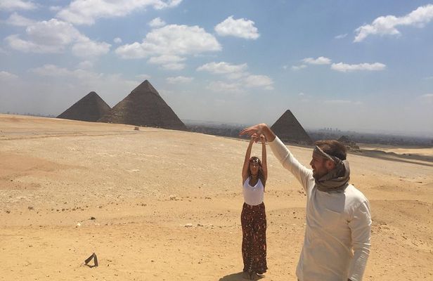 Day Tour To Pyramids of Giza and Egyptian Museum