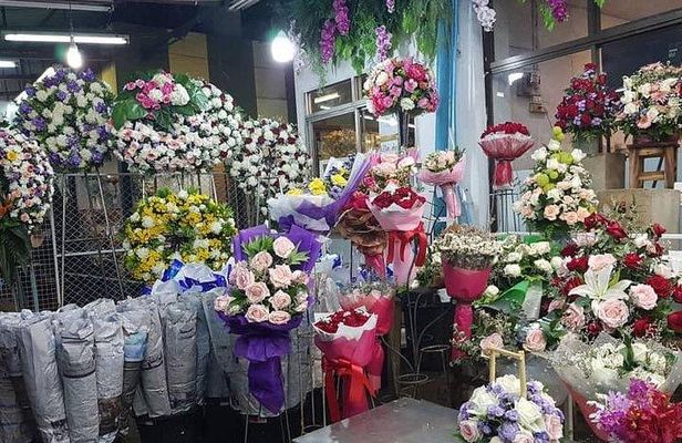 Chiang Rai Food & Night Market Walking Tour with Local Host