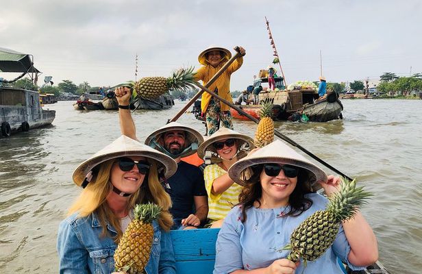 The hidden Fabulous Floating Market and Small Canal