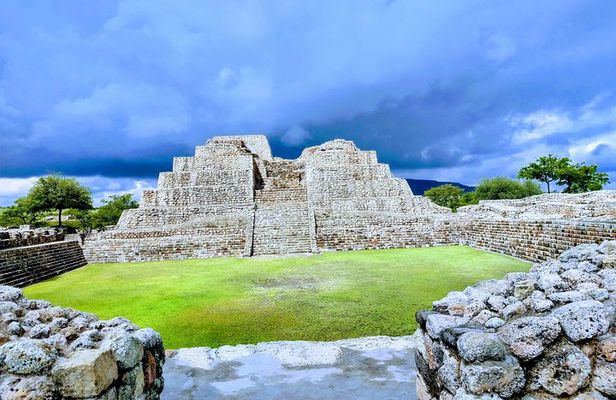 A not crowded Archaeological tour in Cañada de la Virgen