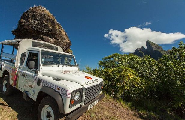 Bora Bora 4WD Tour Including Lunch at Lucky House & Jet Ski Tour