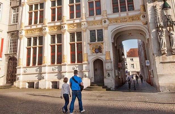 Private Bruges Historical Walking Tour with Chocolate Treat