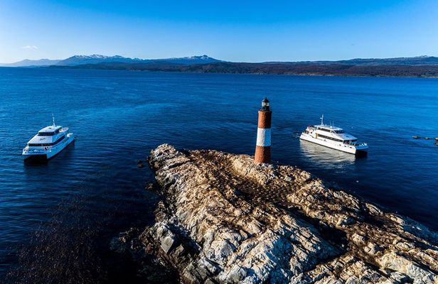 Navigation in the Beagle Channel with minitrekking USHUAIA