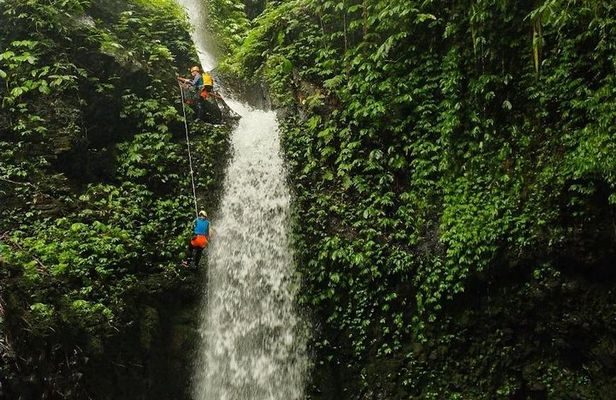 Intermediate canyoning trip in Bali " Samba canyon "