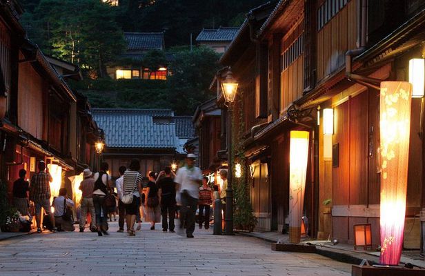 Guided Night Tour to Feel the Samurai Culture in Kanazawa