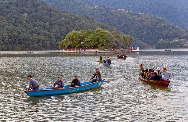 1 Hours Fewa Lake Rowing Trip From Pokhara