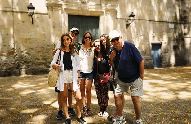 Barcelona Highlights & Secrets Private Tour with Tapa & Drink 