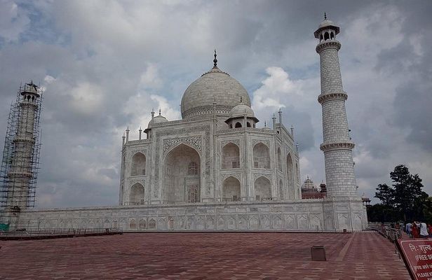 Full Day Taj Mahal And Agra city tour From Bangalore Via Delhi.