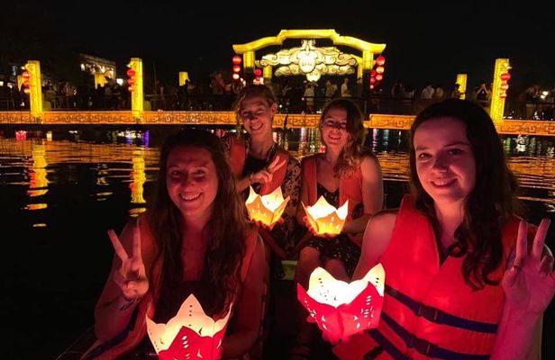 Hoi An Food Trail by Night with Boat Trip