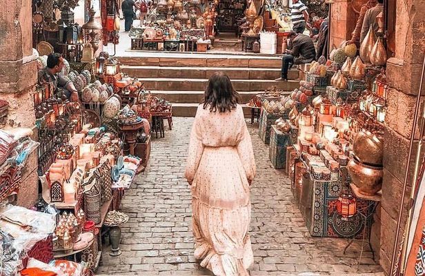 Cairo: Female-Guided Pyramids, Bazaar, and Museum Tour