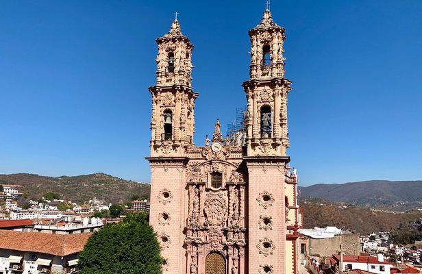 Private Full-Day Tour to Taxco and Cacahuamilpa Grottoes