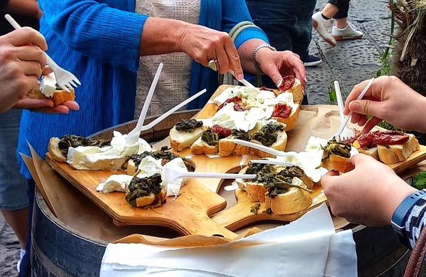 Naples: Street Food and Sightseeing Tour with Local Expert