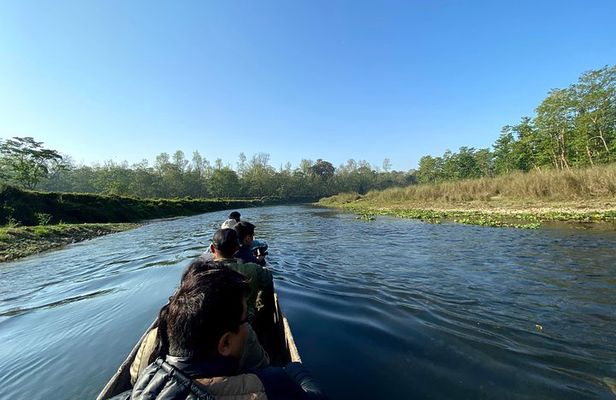 45 Minutes Canoeing at Rapti River in Chitwan National Park