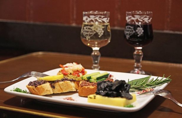 Private Food Tour: Cicheti & Wine