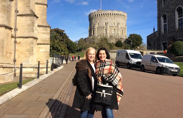 Private Windsor Roundtrip Transfer from London