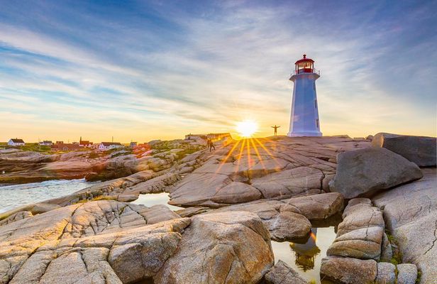 Halifax Premium Tour: Peggy's Cove, Citadel & Titanic Cemetery