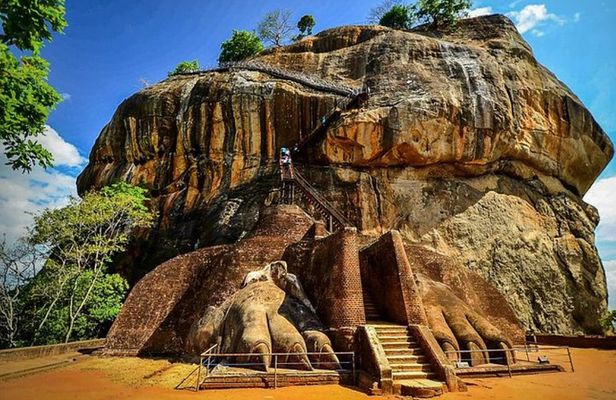 Dambulla, Sigiriya and Habarana Tour with Hotel Pick Up