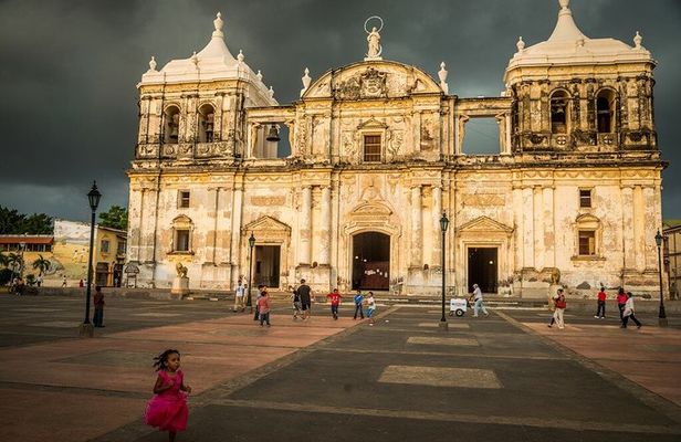Small-Group walking excursion of León City