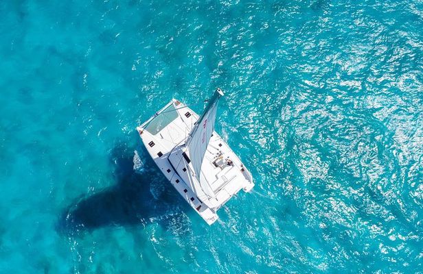 Full-Day Sailing Trip to Isla Mujeres from Cancun with Lunch