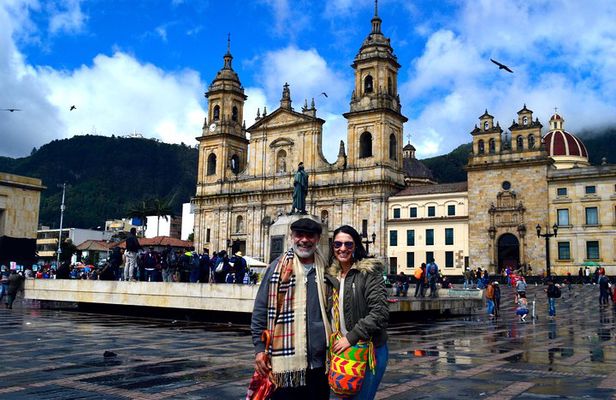 Bogota Kickstart Tour: Candelaria + Cacao & Coffee Experience •4h