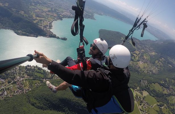 Paragliding Performance flight over the magnificent Lake Annecy