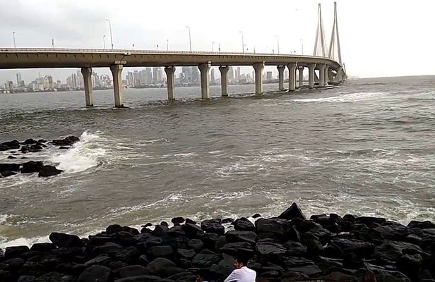 North Mumbai City with Bollywood Studio Tour in Private Vehicle
