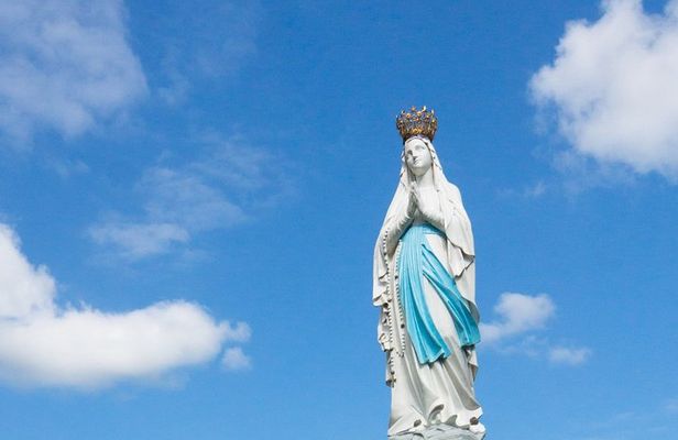 Our Lady of Lourdes, guided tour, on foot, of the sanctuary.