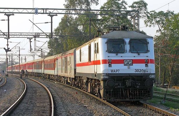 All Inclusive Day Trip to Taj Mahal from Delhi by Express Train
