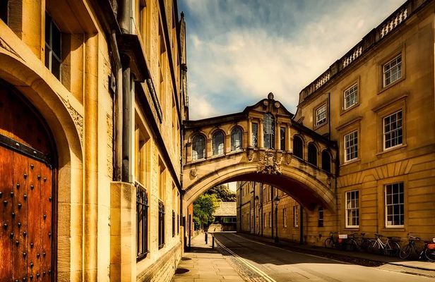 Oxford: A Discovery Of Witches / All Souls Trilogy Tour