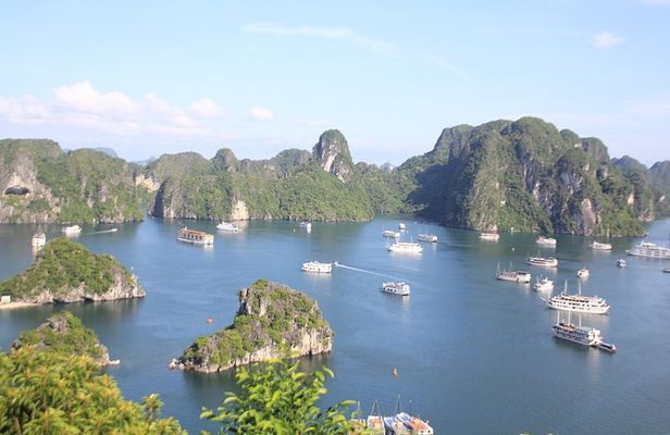 Halong bay Full Day Cruise trip: kayaking, surprise cave, titop island, lunch
