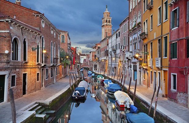 Venice Hidden Gems and Secrets Tour with a Local in Small Group