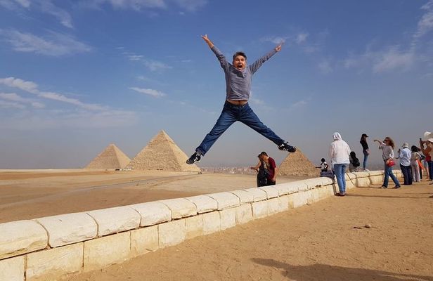 Private 2-Day Transit to Cairo for a Tour of the Pyramids, Sphinx and Egyptian Museum