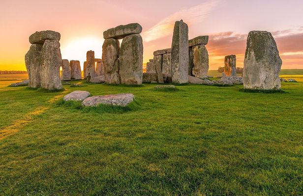 Private Tour to Stonehenge and Highclere Castle (Downton Abbey)