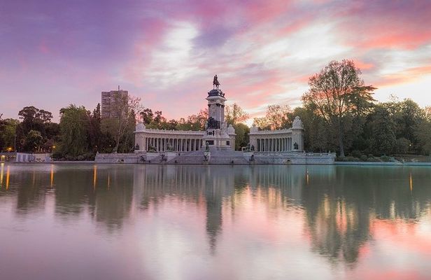 Private tour to the Cibeles Palace and the Retiro Park