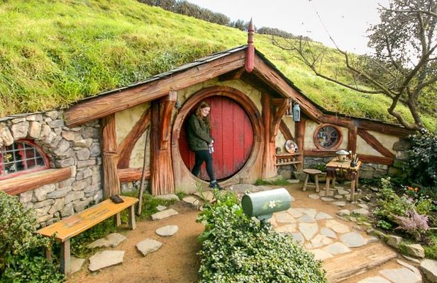 Rotorua to Auckland via Hobbiton Tour with Lunch - One Way