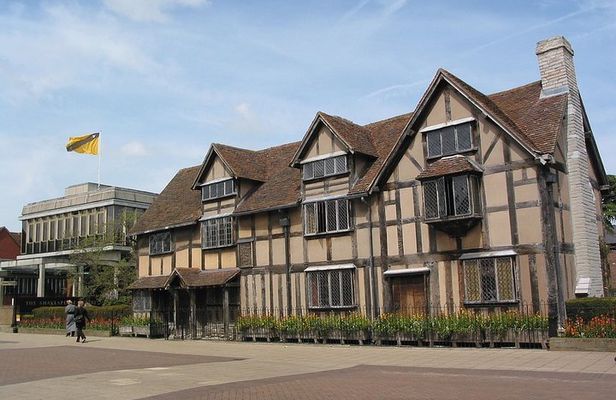 Cotswold & Shakespeare Country Tour in Executive Luxury Vehicle Private