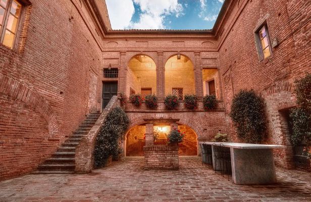 Montalcino: Brunello Wine Tasting & Lunch in a Tuscan Castle
