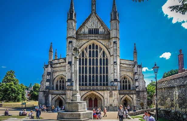 Windsor Castle, Stonehenge & Winchester Cathedral Private Tour