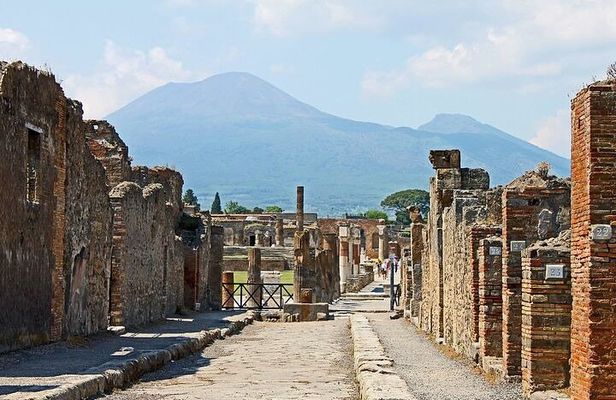 Pompeii and Vesuvius Tour with Lunch