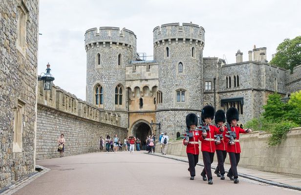 Private Tour to Stonehenge and Windsor Castle