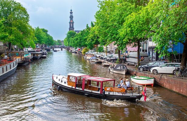 Amsterdam Small-Group Canal Cruise With Dutch Snacks and Drink