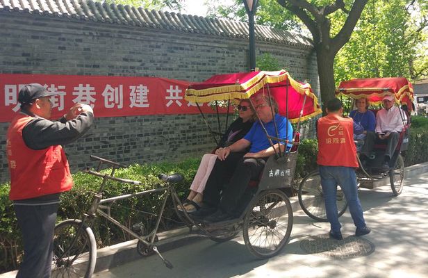 All-inclusive Private Day Trip: Hutongs, Lama Temple & Panda House with Lunch