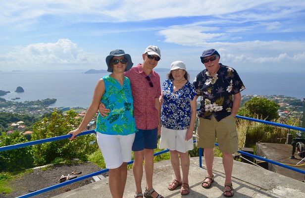 Scenic Historical Tour to Fort Charlotte and Queens drive from IV Tours