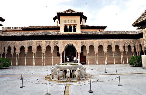 Alhambra: Small Group Tour with Local Guide & Admission