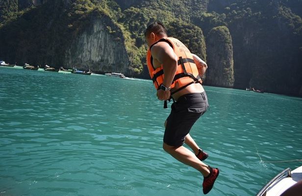 Phi Phi Islands Speedboat Full-Day Tour from Phuket+ Buffet Lunch