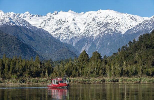 2-Hour Scenic Cruise in Lake Mapourika